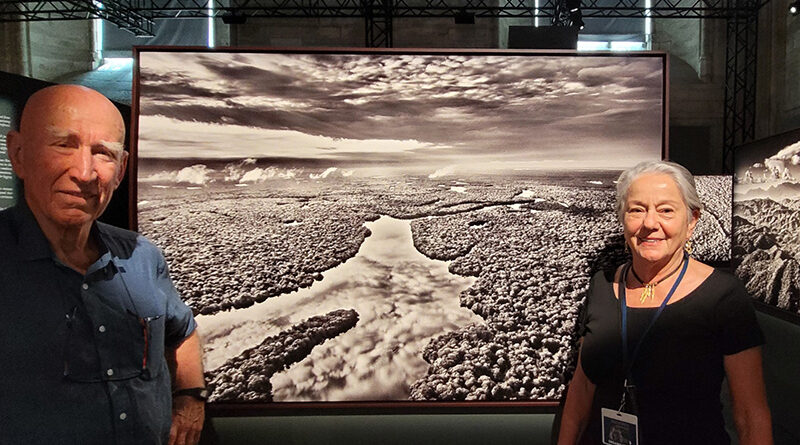 Sebastião Salgado et Lélia Wanick Salgado lors de l’exposition « AMAZÔNIA », à Avignon © Arthur Karcenty