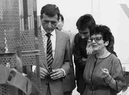 Denise René lors de sa participation à la foire d'art  contemporain Art Jonction à Nice en 1988 à coté du Ministre de la  Culture de l'époque