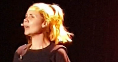 Charlotte Ferrato bouleverse et fait rire avec son spectacle « Elles-Mêmes »